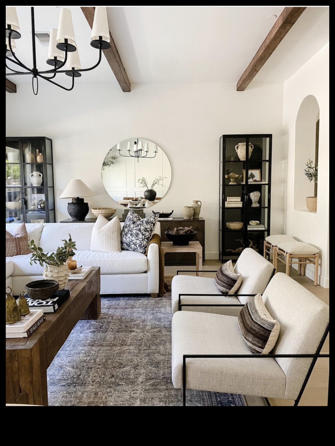 Puteți sugera modalități creative de a utiliza accente de aur în decorul de coastă?