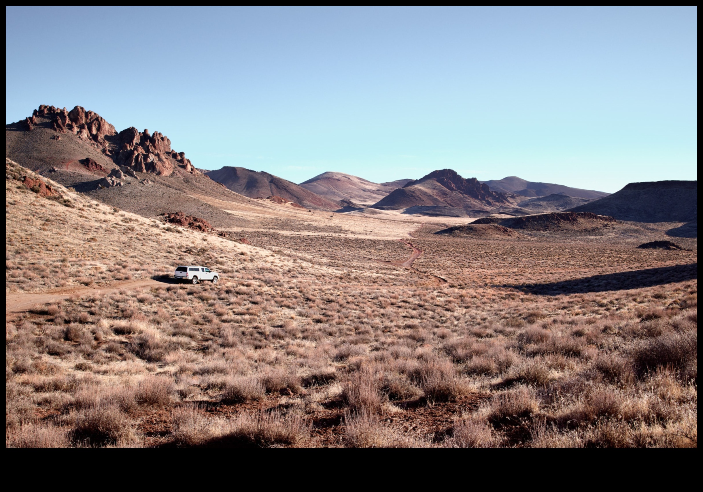 Ce rol joacă defecțiunile geologice în modelarea peisajelor?